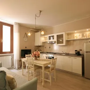  Appartamento Violetta Maison, Elegante E Romantica A Salo’ Italia